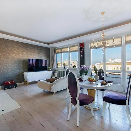 Romantic Getaway In Apartment *
